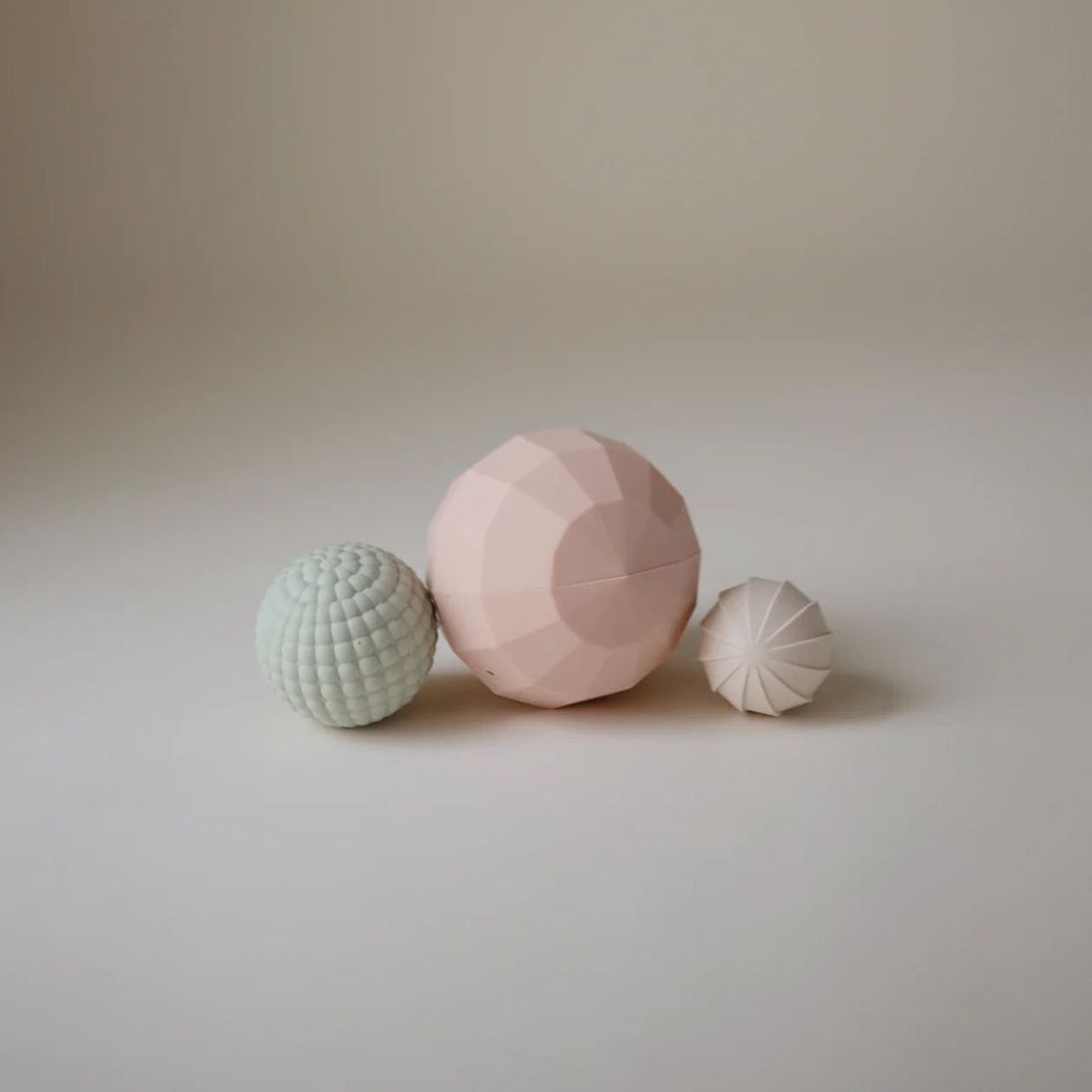 Mushie - Lot de 3 jouets sensoriels Nesting Spheres Blush