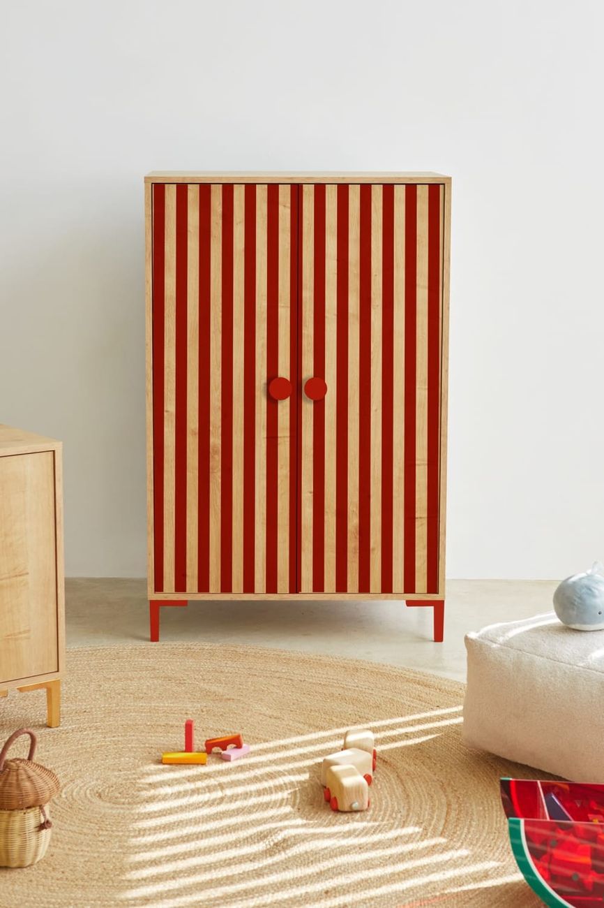 Armoire 2 portes couleur chêne avec des rayures rouges (RNT by Really Nice Things) - Couverture