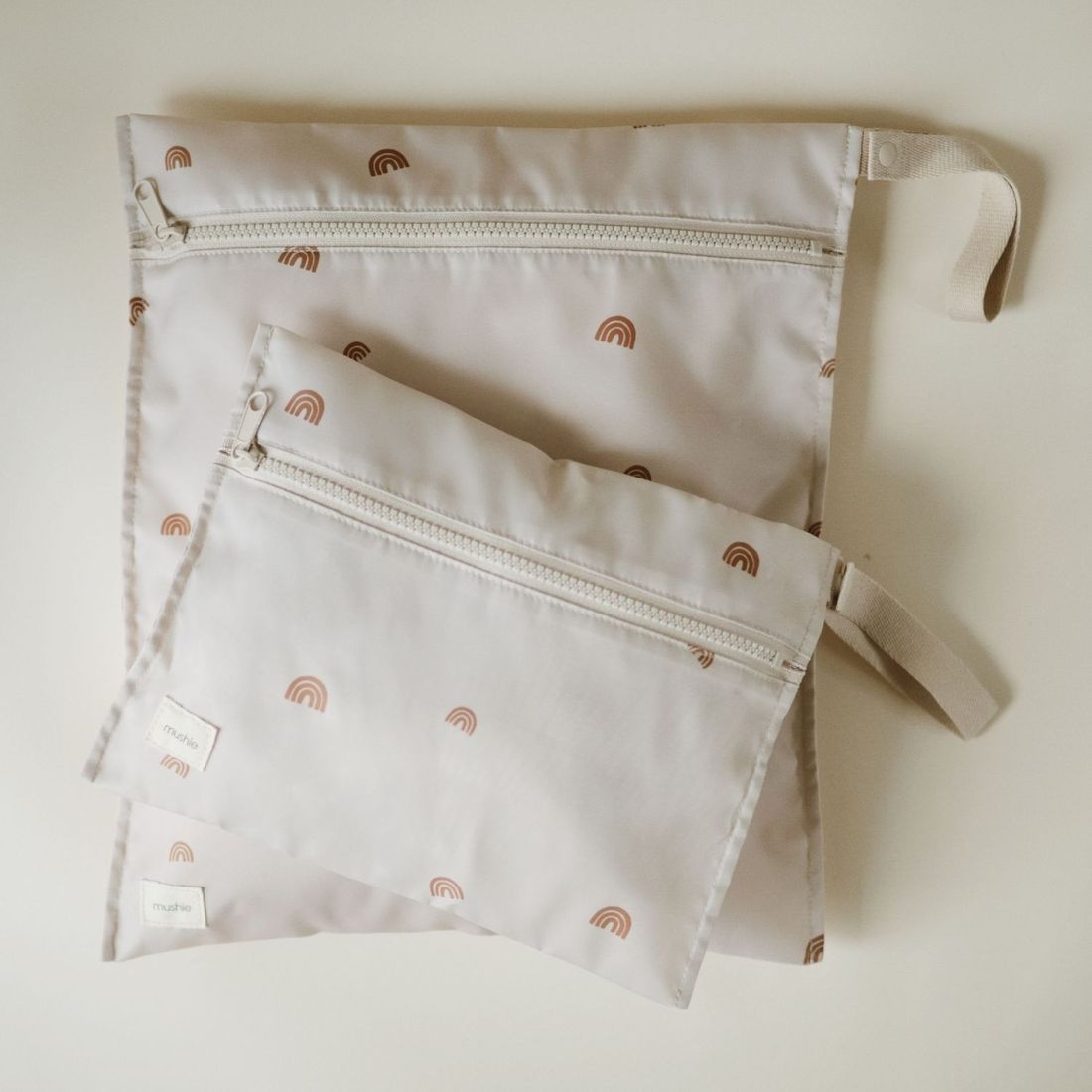 Lot de 2 sacs étanches pour vêtements mouillés Rainbow (Mushie) - Couverture