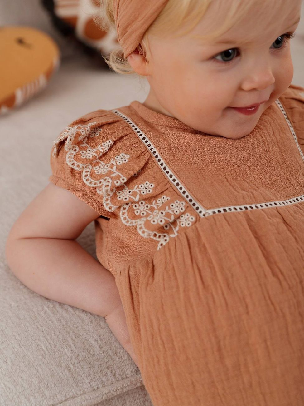 Ensemble brodé bébé : blouse + short + bandeau en gaze de coton caramel (Vertbaudet) - Couverture
