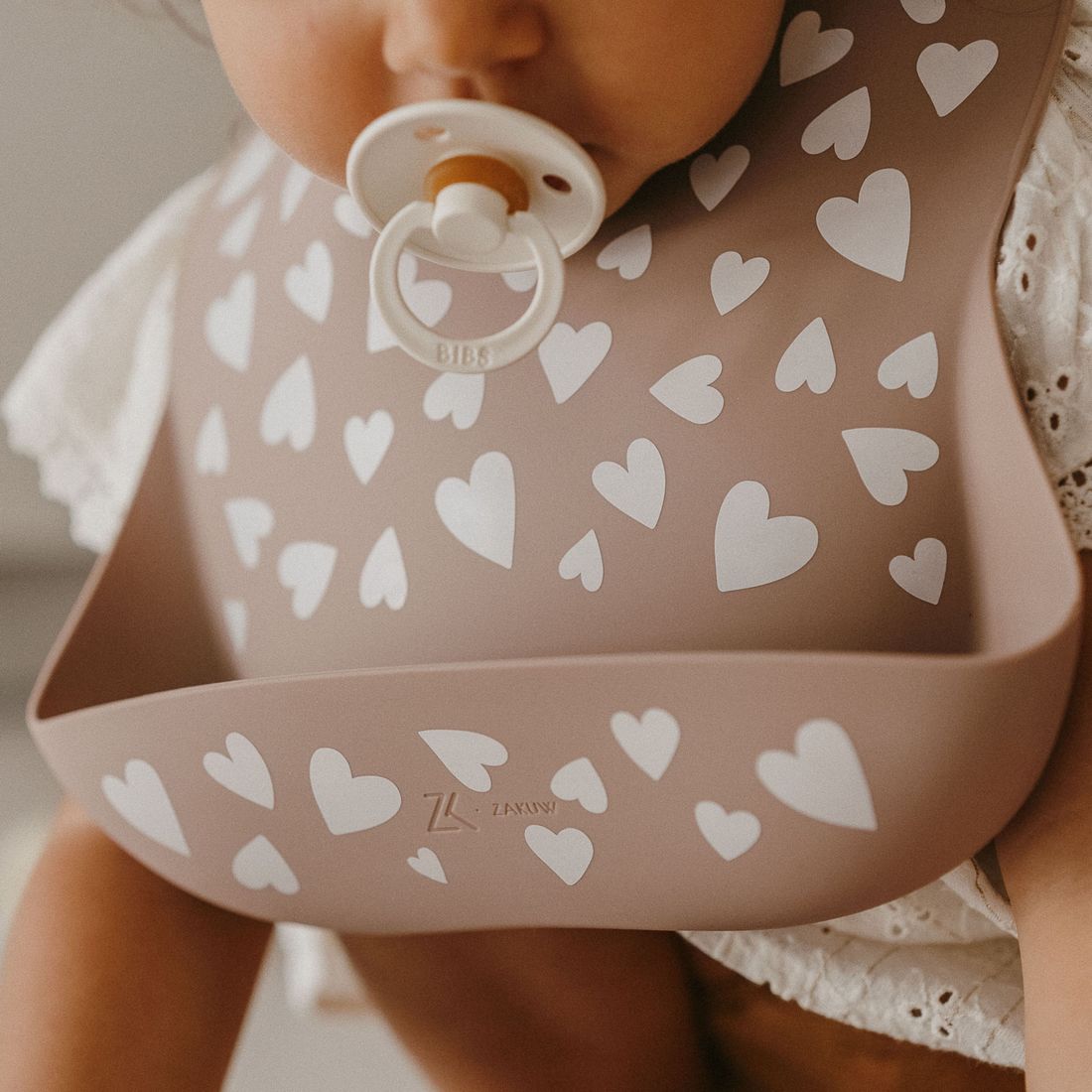 Bavoir en silicone Fall In Love taupe rose (Zakuw) - Couverture