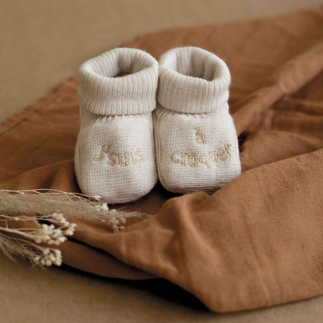 Chausson Bébé Avec Broderie Sable (Trois Kilos Sept) - Couverture