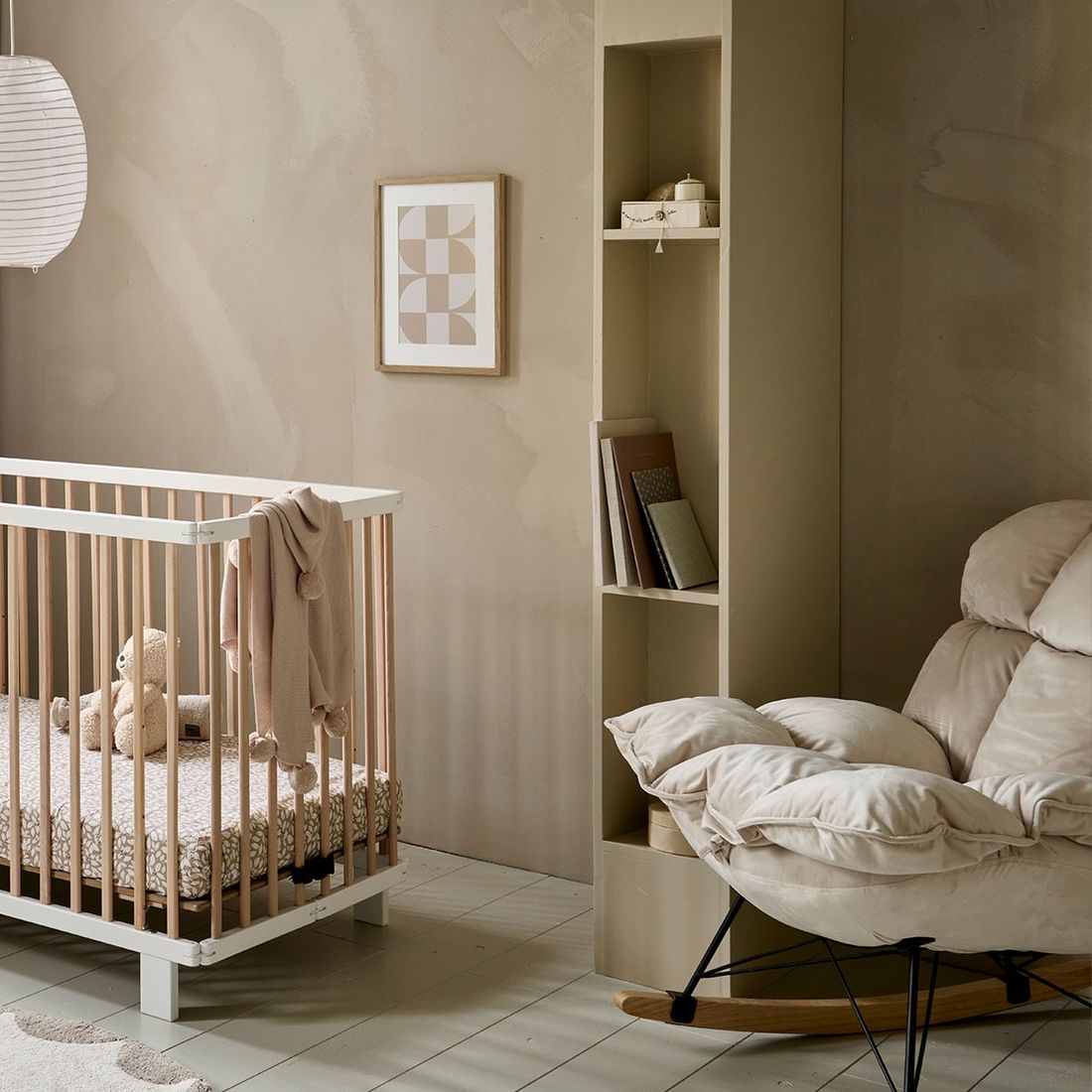 Petite Amélie | Fauteuil à bascule Cocon | Rocking chair pour chambre bébé en velours beige | Confortable et élégant | Structure métal et bois (Petite Amélie) - Couverture