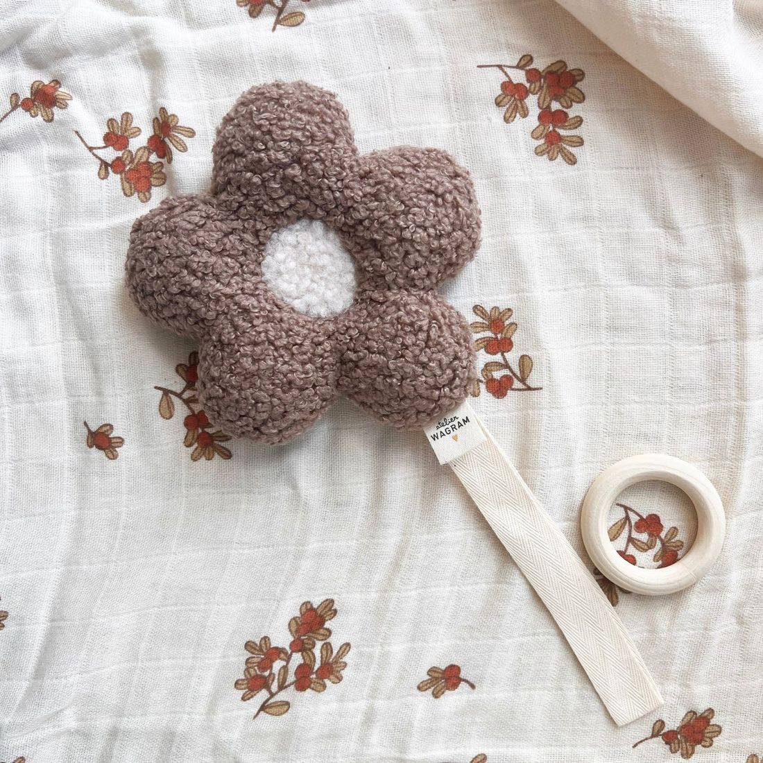 Attache tétine Fleur moumoute Beige-Ecru (Atelier Wagram) - Couverture