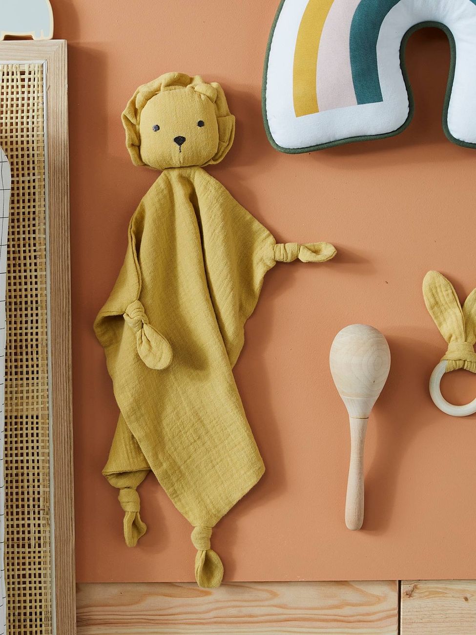 Doudou personnalisable en gaze de coton + hochet rond curry (Vertbaudet) - Couverture