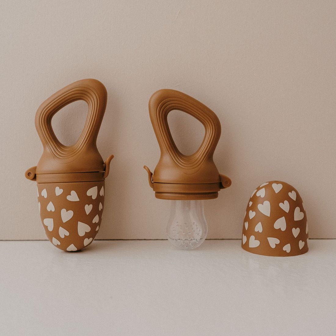 Sucette grignoteuse et 4 embouts Fall In Love camel (Zakuw) - Couverture