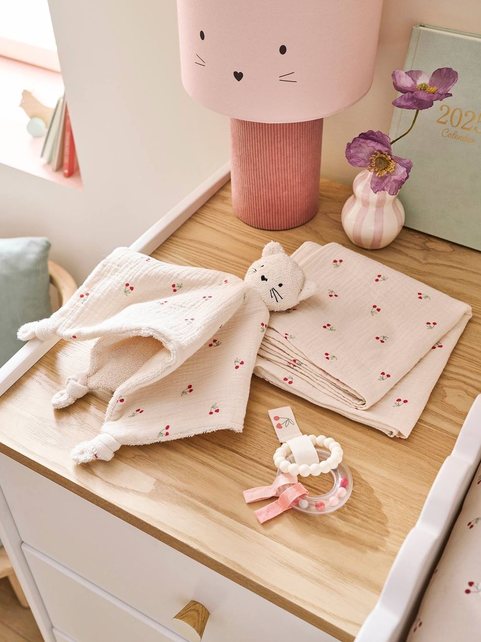 Coffret doudou personnalisable + anneaux de dentition + lange avec mallette CHERRY rouge (Vertbaudet) - Couverture