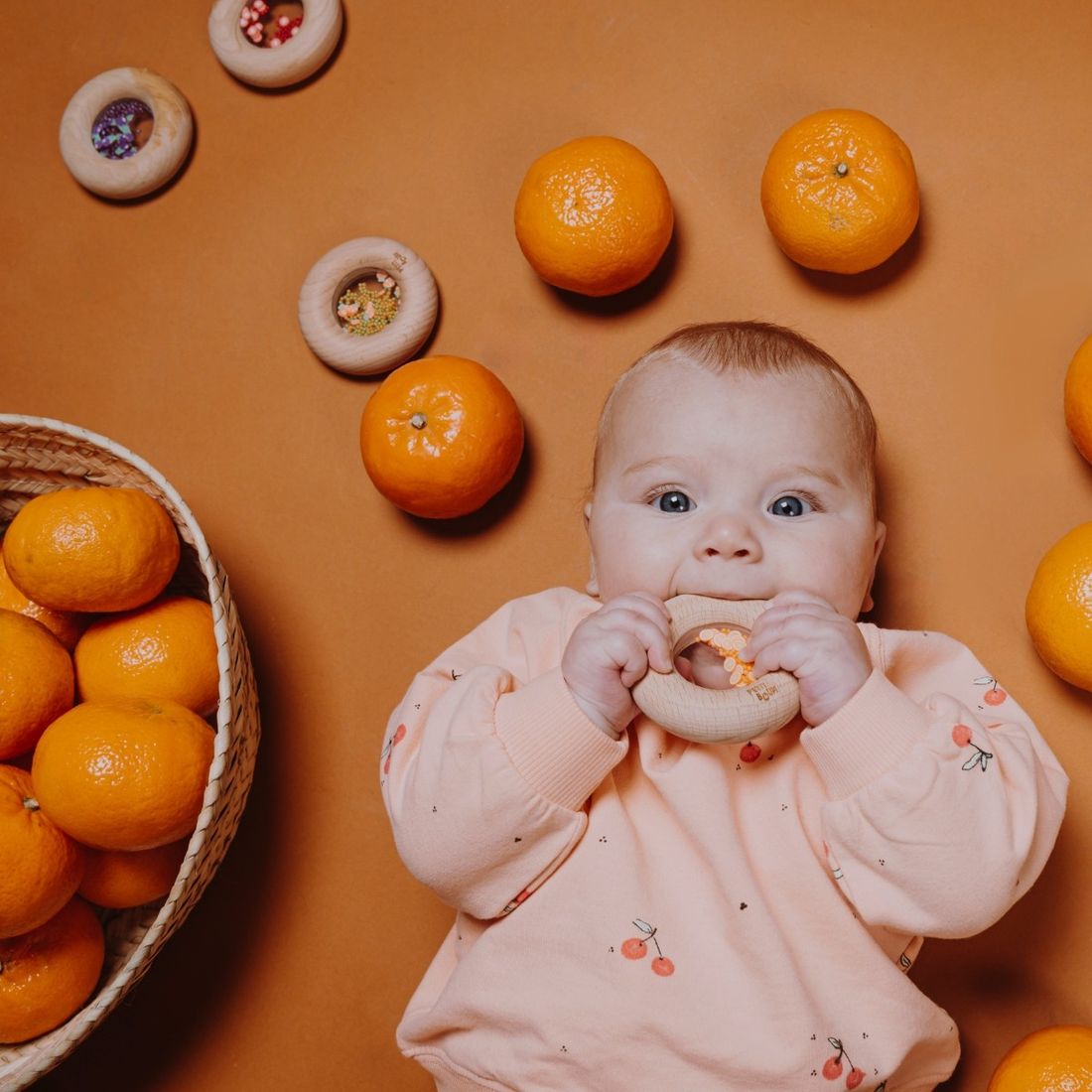 Hochet sensoriel Sensory Donut oranges (Petit Boum) - Couverture