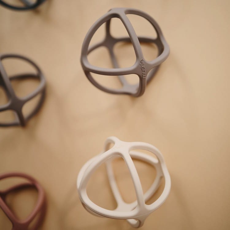 Jouet de dentition Balle Shifting Sand (Mushie) - Couverture