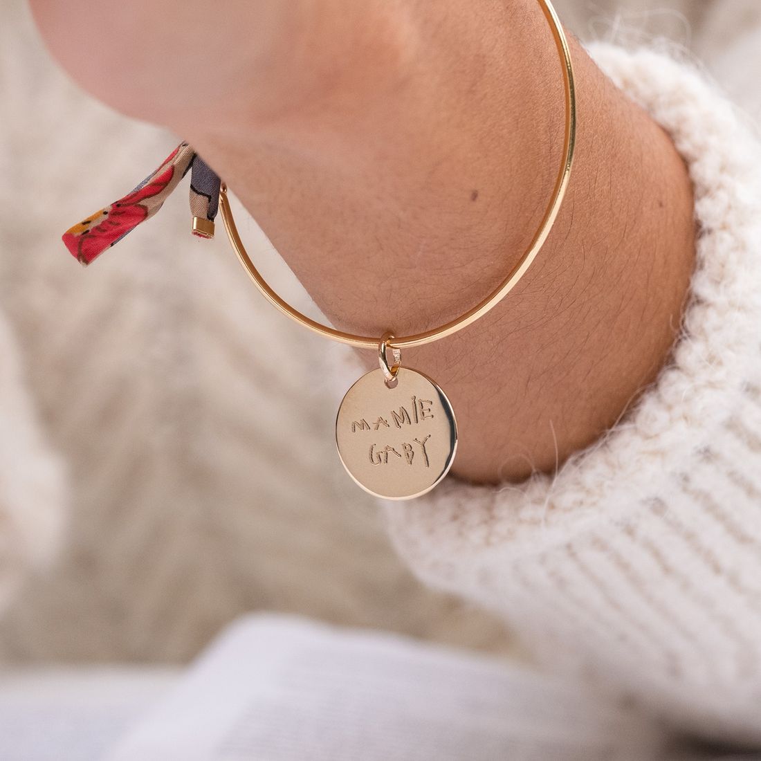 Bracelet personnalisé jonc plaqué or et cordon Liberty médaille gravée 19 mm (HappyBulle) - Couverture