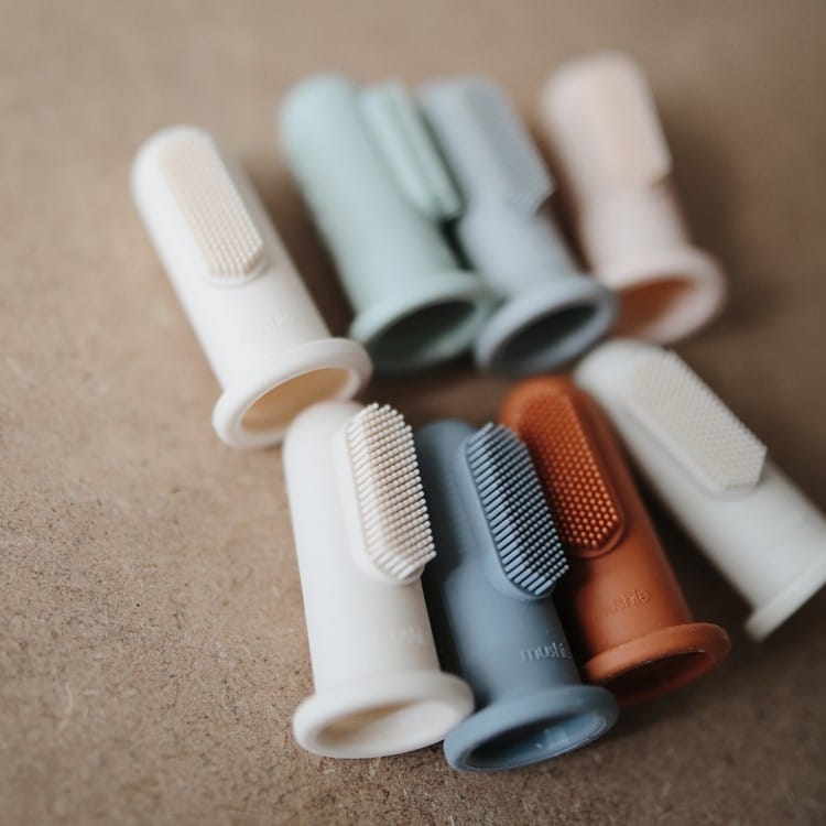 Lot de 2 brosses à dent à doigt Tradewinds-Stone (Mushie) - Couverture
