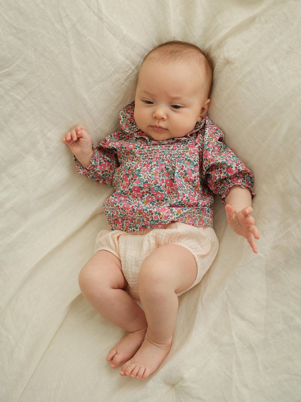 Ensemble naissance 2 pièces blouse tissu Liberty et bloomer écru (Envie De Fraise) - Couverture