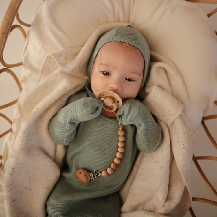 Bonnet de naissance à nouer Roman Green (Mushie) - Couverture