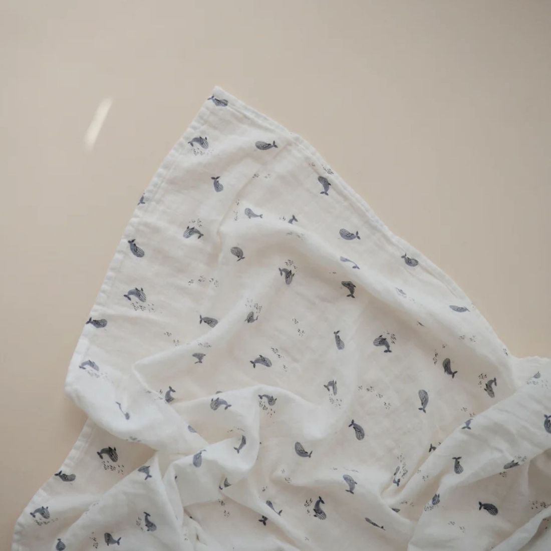 Maxi lange en coton bio Baleine (120 x 120 cm) (Mushie) - Couverture