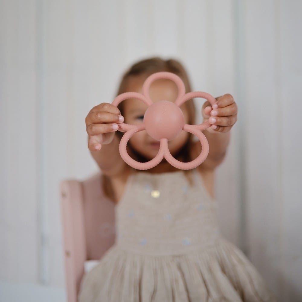 Jouet de dentition en silicone Daisy (Mushie) - Couverture