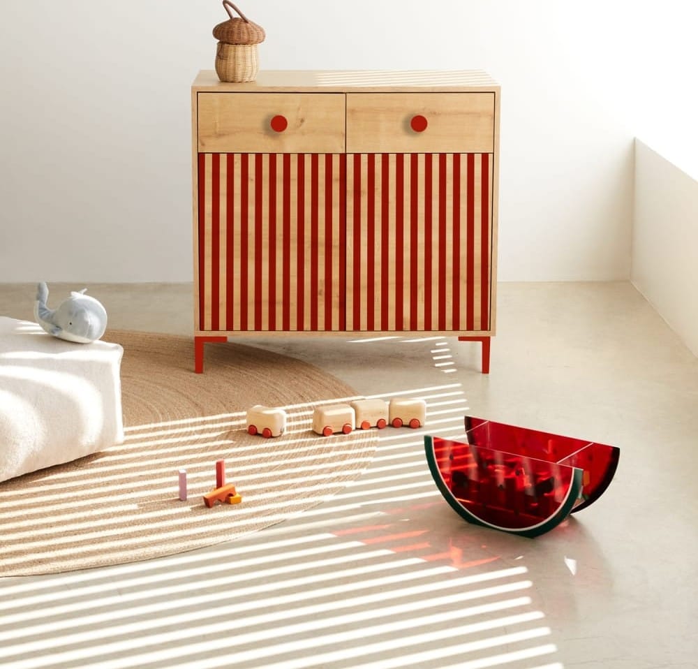Commode 2 portes 2 tiroirs couleur chêne avec des rayures rouges (RNT by Really Nice Things) - Couverture