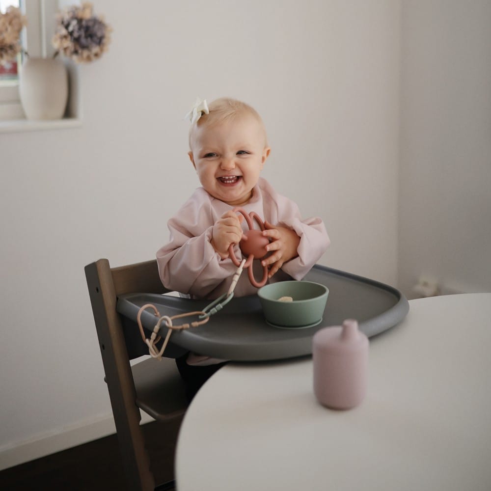 Bavoir Bébé Manches Longues Imperméable – Protection Repas Avec Poche Récupératrice Rose (Mushie) - Couverture