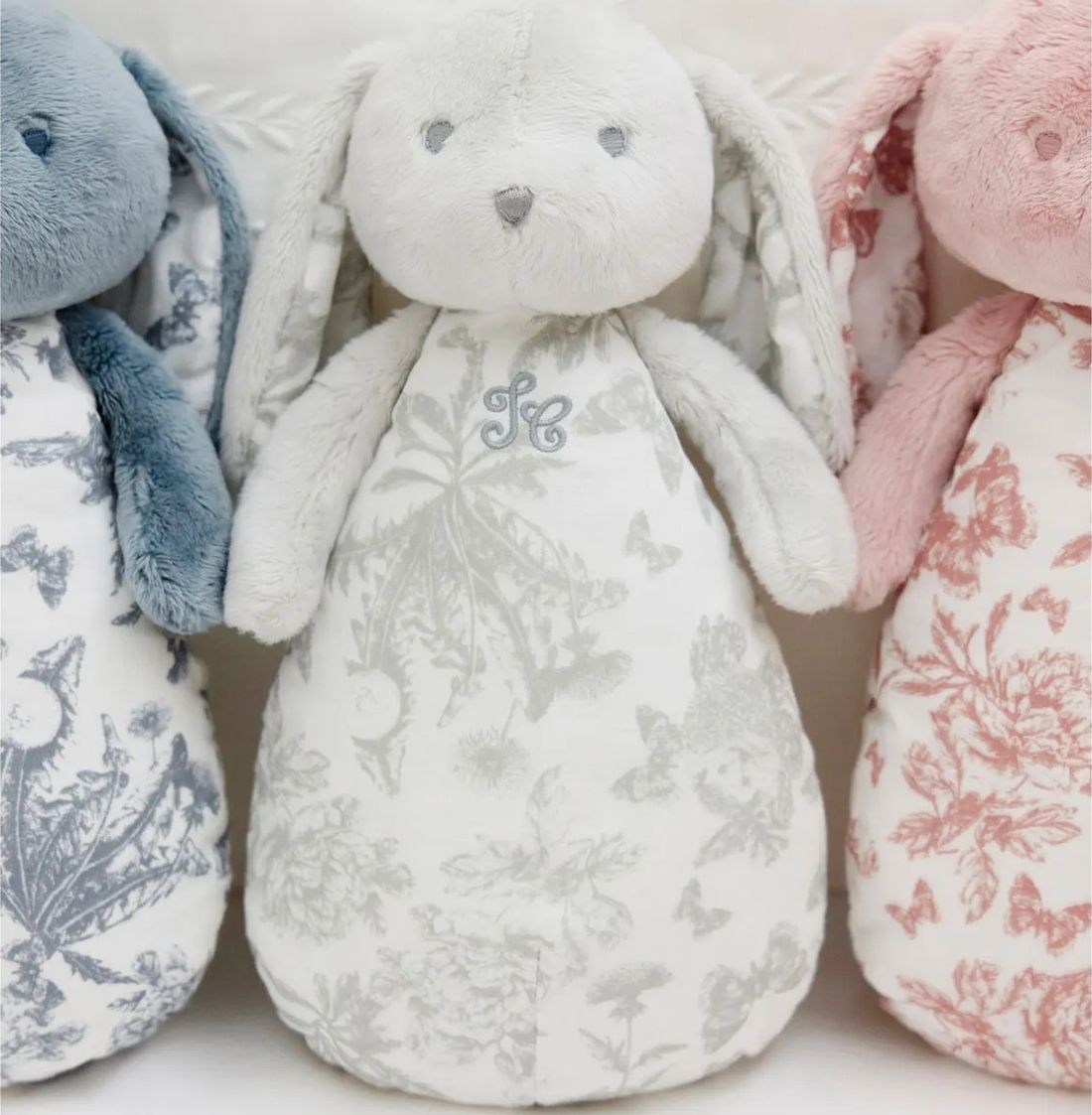 Peluche bruit blanc lapin Toile de Jouy gris (Tartine et Chocolat) - Couverture