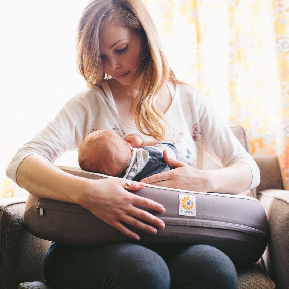 Coussin d'allaitement avec sangle Natural Curve (Ergobaby) - Couverture