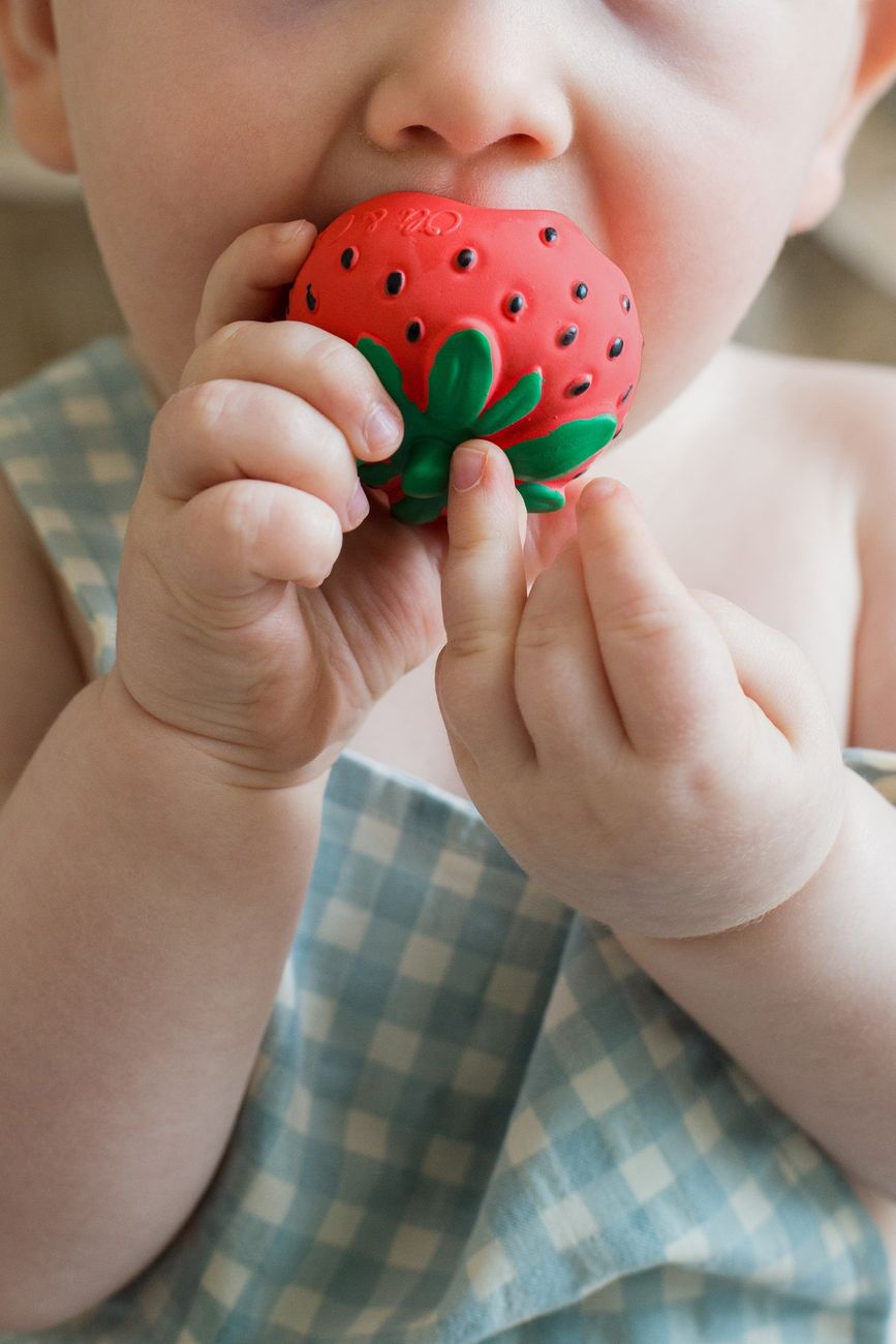 Mini jouet de dentition Chewy Sweetie la fraise (Oli and Carol) - Couverture