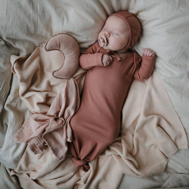Bonnet de naissance à nouer Cedar (Mushie) - Couverture