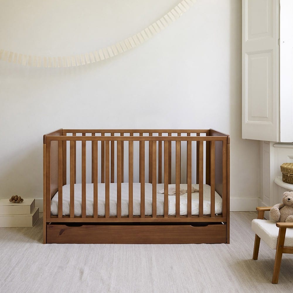 Petite Amélie | Lit bébé évolutif Nuage | Bois | Noyer | 70x140 cm | Lit enfant transformable sécurisé pour les enfants de 0 à 4 ans (Petite Amélie) - Couverture