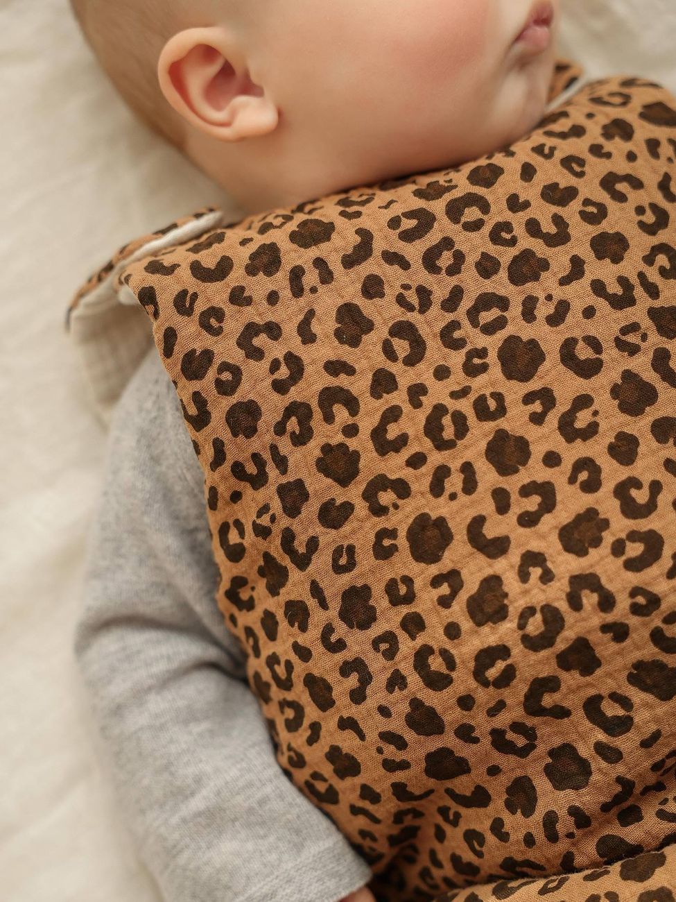 Gigoteuse été réversible en gaze de coton écru/léopard (Envie De Fraise) - Couverture