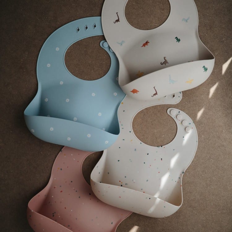 Bavoir à poche en silicone Dinosaure (Mushie) - Couverture