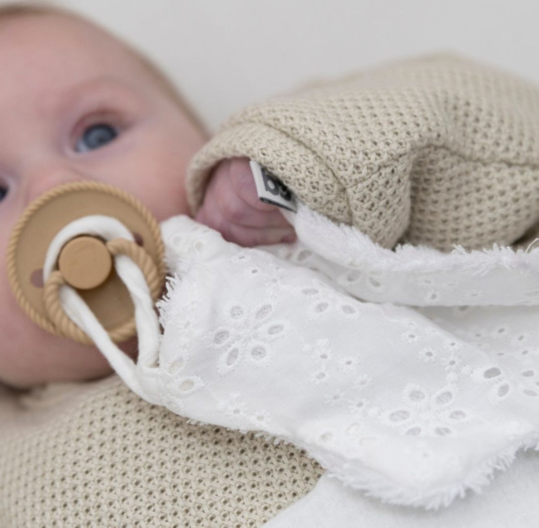 Doudou attache sucette fleur Calm blanc (Baby's Only) - Couverture