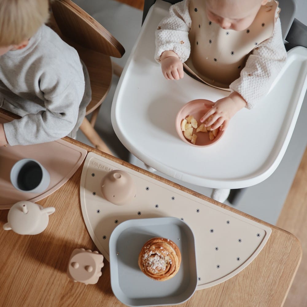Set de table en silicone Black daisy (Mushie) - Couverture