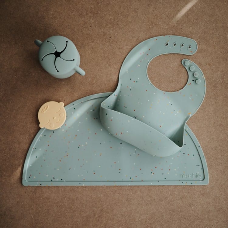 Set de table en silicone Cambridge blue confetti (Mushie) - Couverture