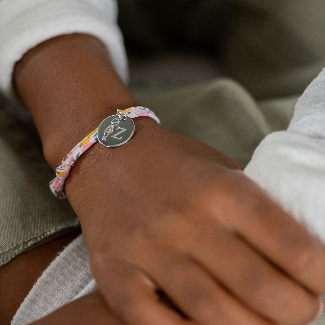 Bracelet enfant Liberty personnalisé initiale médaille gravée argent 15 mm - HappyBulle x Marie Savart (HappyBulle) - Couverture