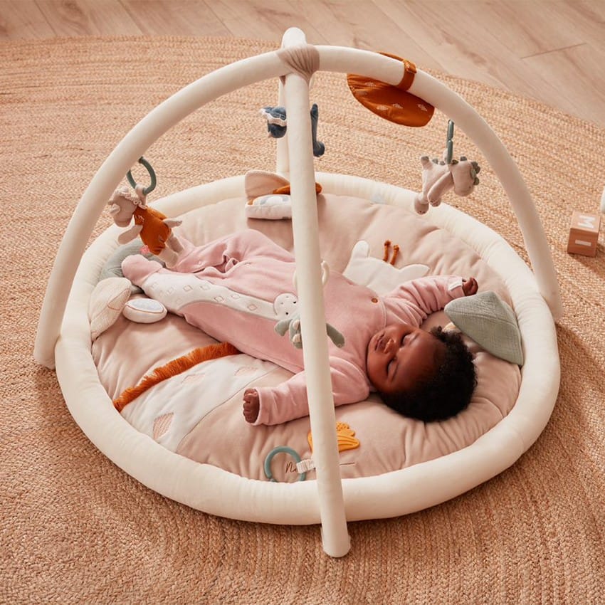 Tapis d'éveil Veloudoux Girafe Tiga Stegi & Ops - Beige (Noukies) - Couverture